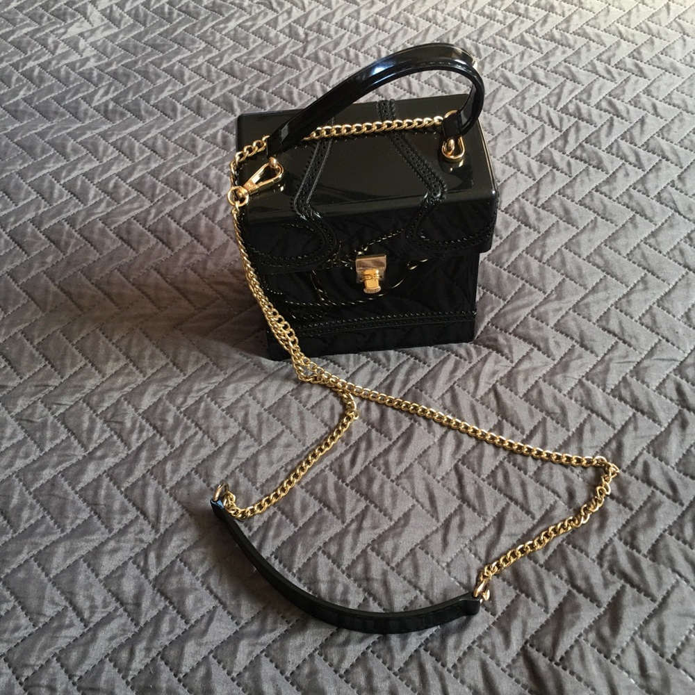Black patten crossover purse